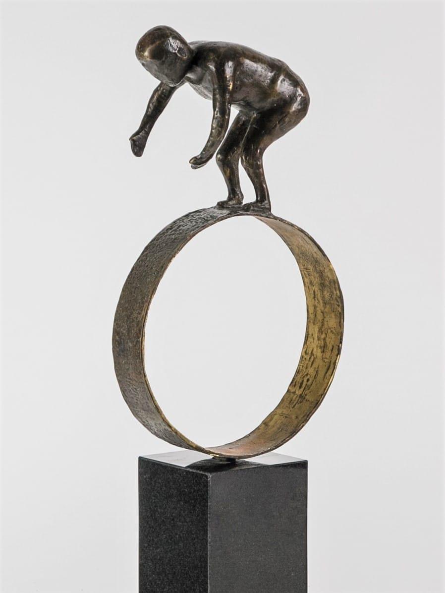 Høj Balance bronzeskulptur af Palle Mernild på poleret granitsokkel