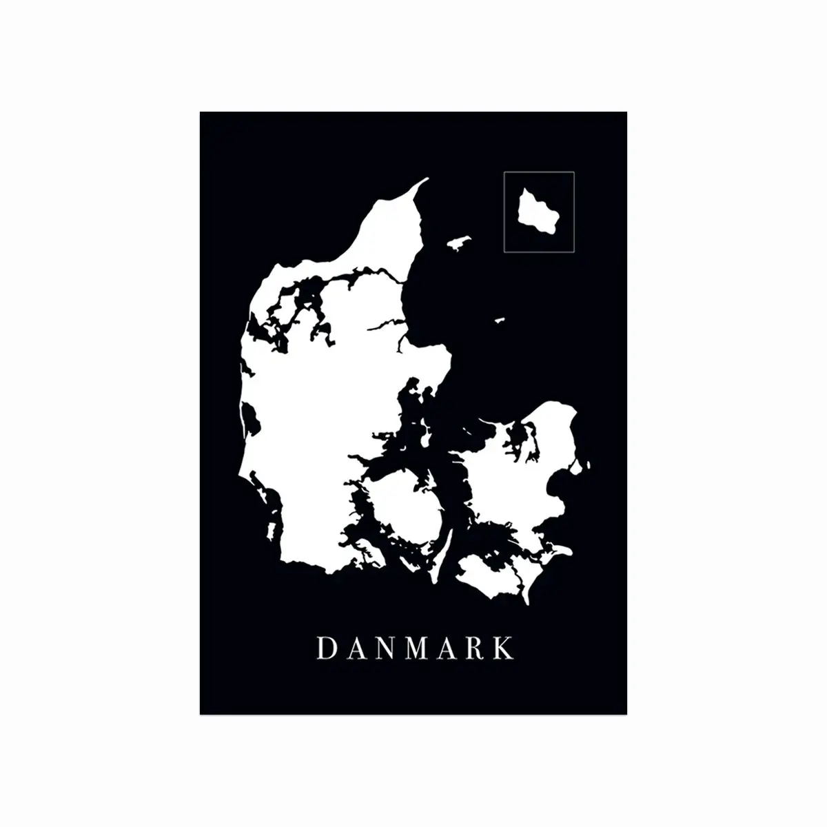 Sort plakat med hvidt Danmarkskort og ordet Danmark i serif-typografi