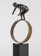 Høj Balance bronzeskulptur af Palle Mernild på poleret granitsokkel