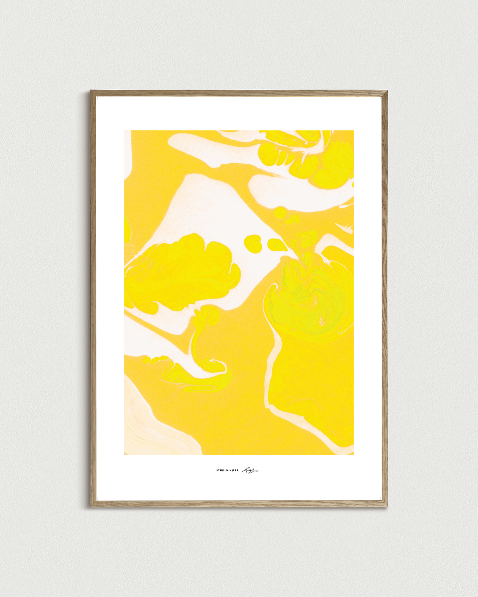 Honey no°1 plakat med gult og hvidt asymmetrisk suminagashi-mønster