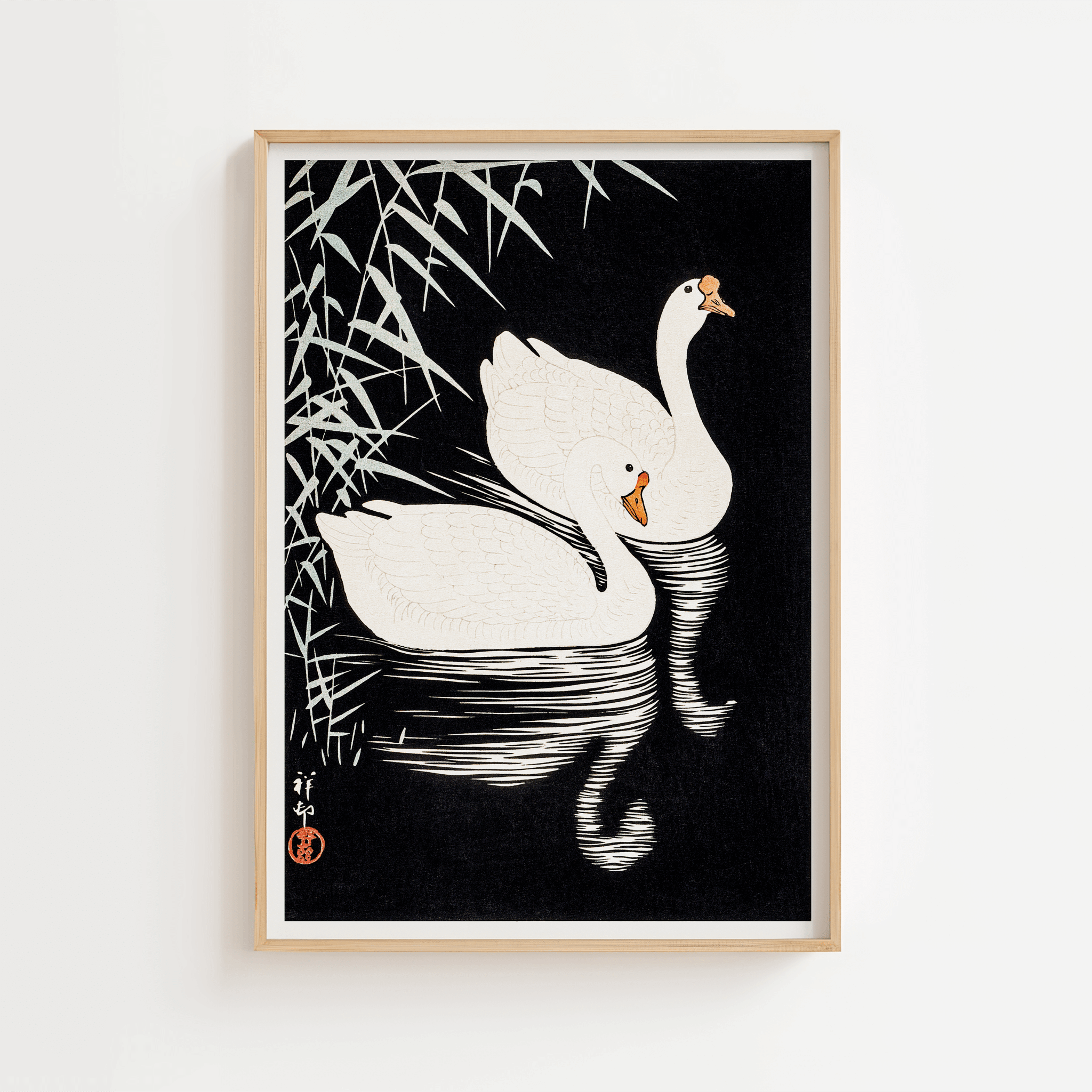 Plakat med to svaner i sort og hvid, japansk inspireret træsnitstil, fra Ellens Postershop