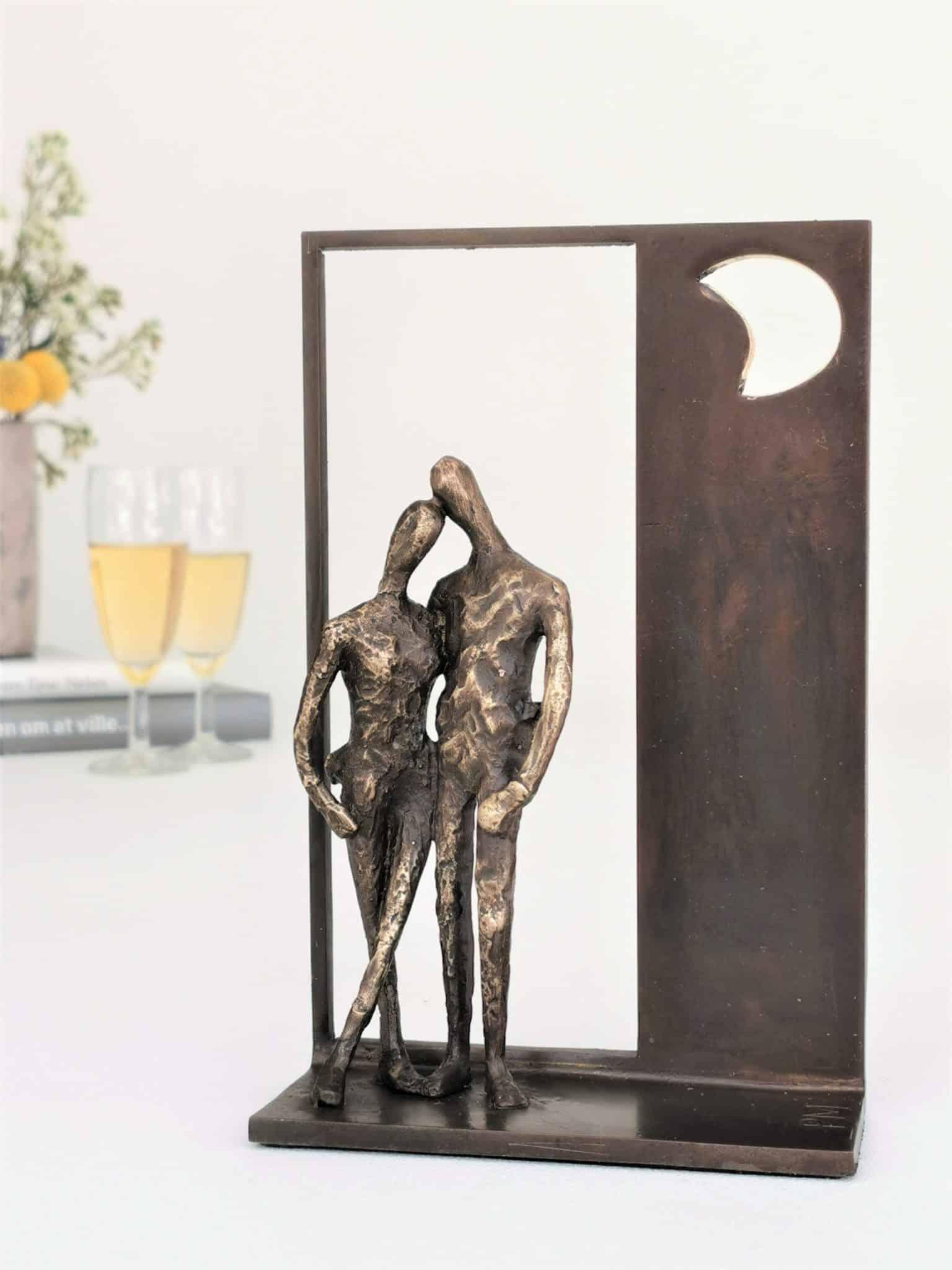 Fly me to the Moon bronzeskulptur af Palle Mernild med to figurer