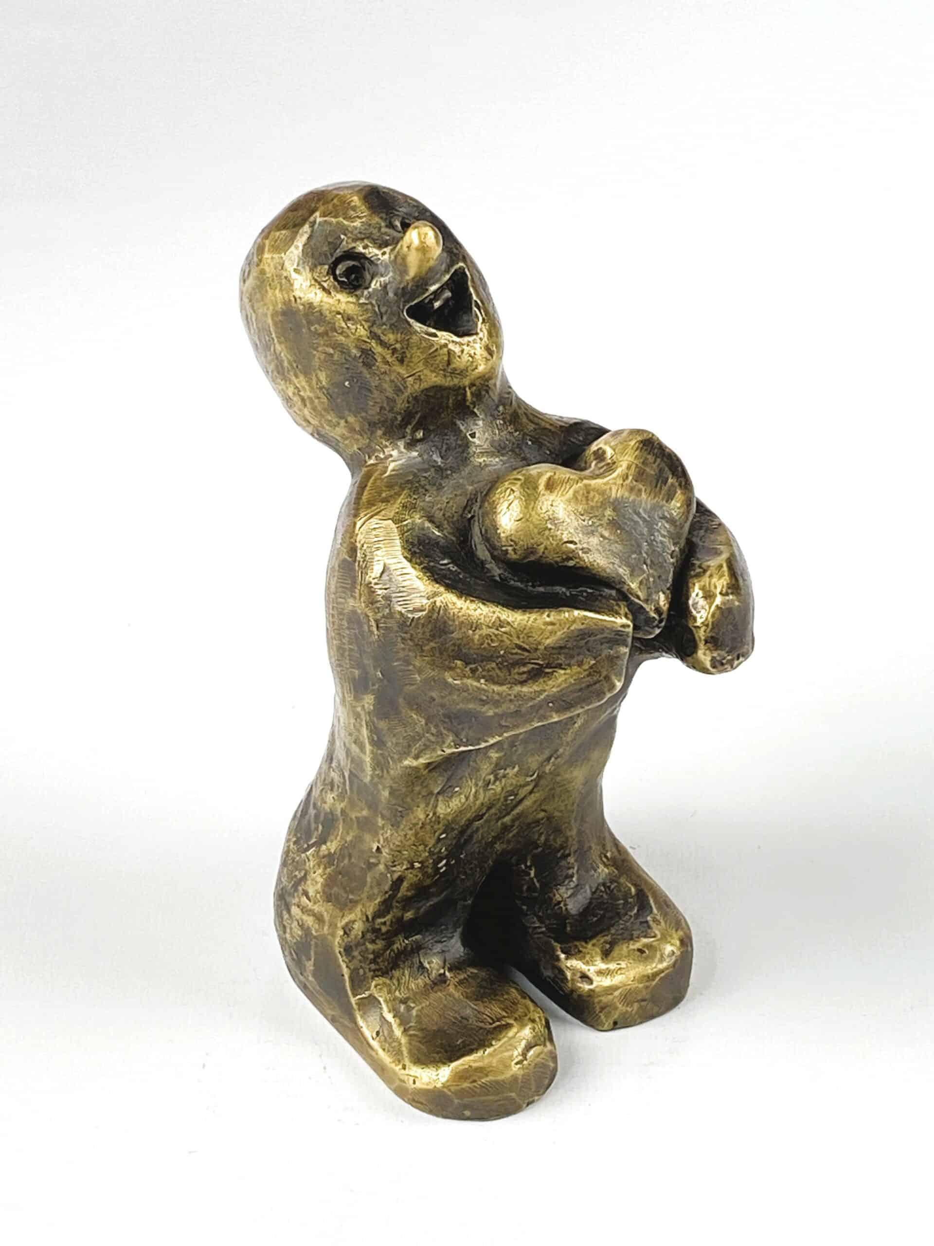Den hjertelige bronzeskulptur af Palle Mernild set forfra