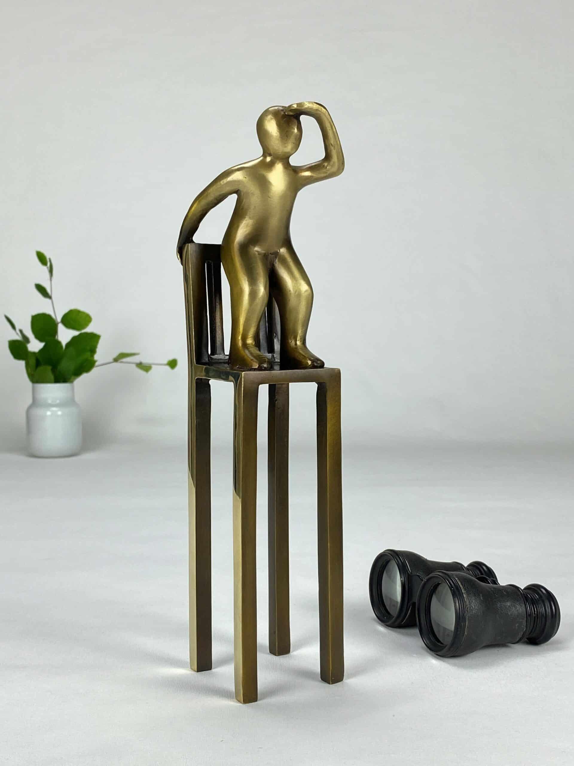Det store overblik bronzeskulptur af Palle Mernild med høj figur